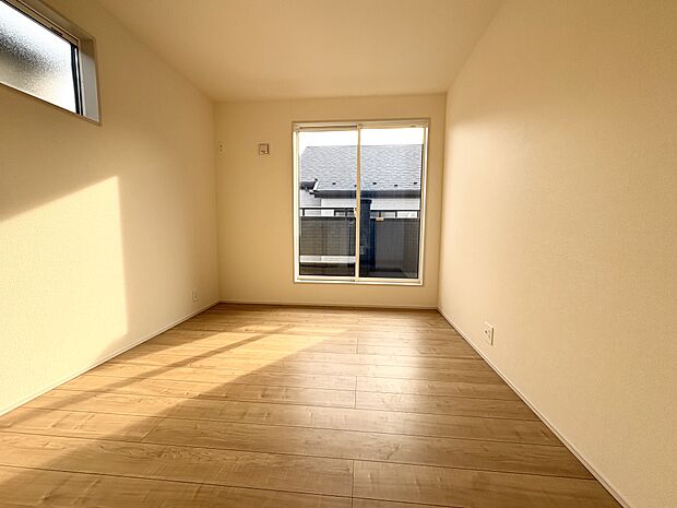 窓から自然光が差し込みます。プライベートな時間も心地よく過ごせそうです。