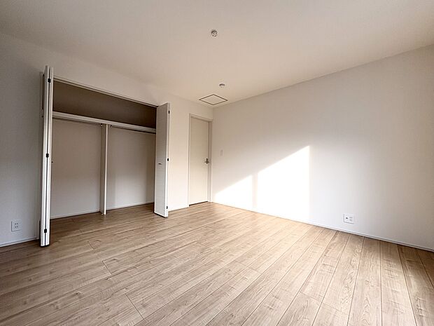 お部屋はナチュラルな雰囲気で、お好みの様々なインテリアが楽しめそうです。