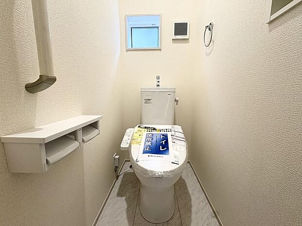 清潔感があるトイレです。仕様の詳細など、気になることはお気軽にお尋ねください。