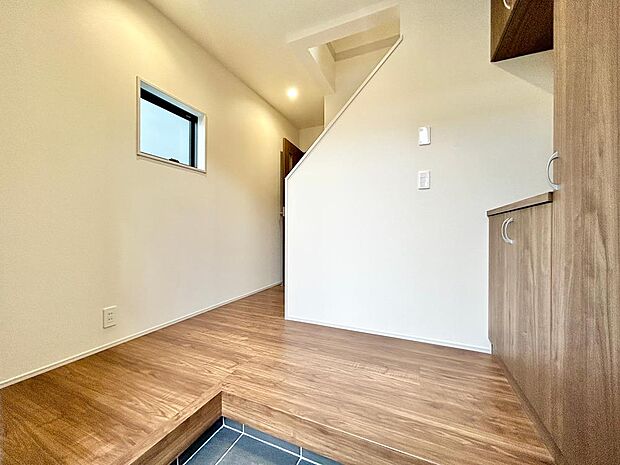 季節の花やアートで彩ることで、来訪者を気持ちよく迎えることができそうです。