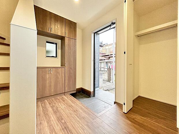 収納スペース付きで、生活感の出やすい場所もすっきり片付きそうです。