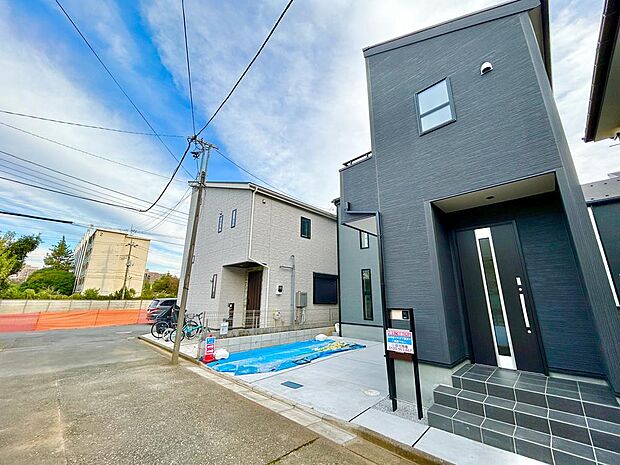 カースペースは2台分が確保されています(車種による)。セカンドカーの所有も検討可能です。