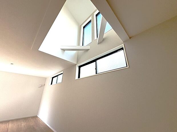 ダイニングの天井は吹き抜け仕様のため、より空間を広く感じることができます。