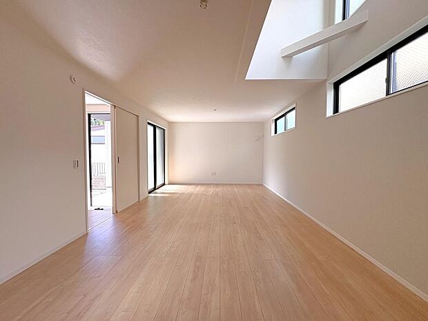 ご家族の写真や季節の花が映える、明るい色合いのフローリングが採用された柔らかな印象のLDKです。