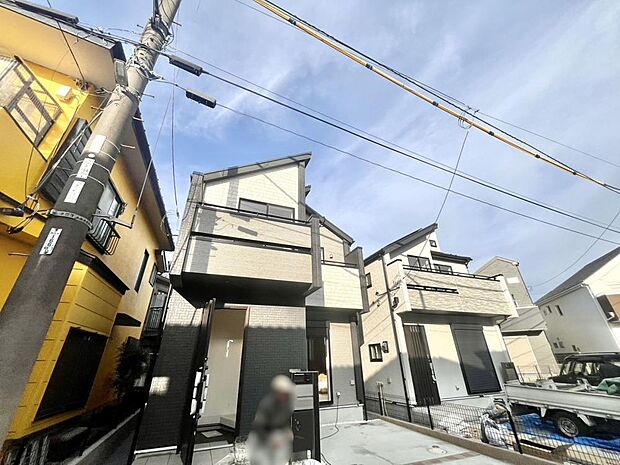 洗練された印象を与える外観デザインです。敷地には、ゆったりとした駐車スペースが確保されています。