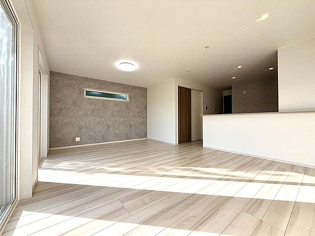 リビングはアクセントクロスが施されています。暮らしやすさだけでなくデザイン性も考慮された住まいです。