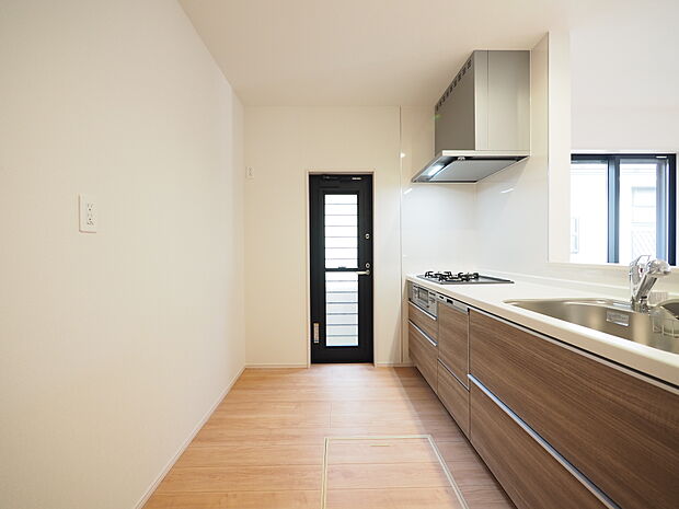 ご家族を見守りながら家事が捗る対面式キッチン。お料理をしながらご家族のサポートも可能です。