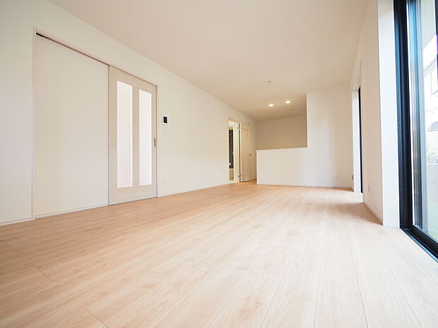 豊かな陽光に恵まれる空間。お気に入りの家具やインテリアが映えるモダンな内装です。