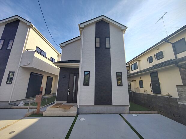 周辺は、低層住宅が建ち並ぶ閑静な住宅街です。緑豊かな住環境で落ち着いた暮らしが叶います。