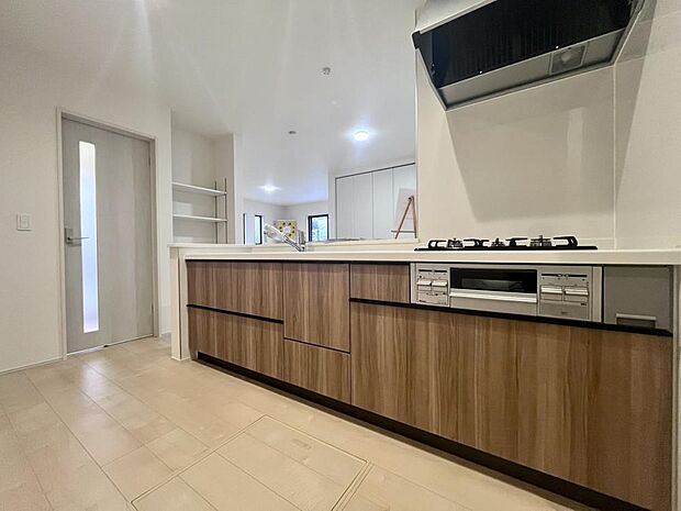 作業スペースが広く、家事がしやすいキッチンです。休日は、ご家族でお料理を楽しめそうです。