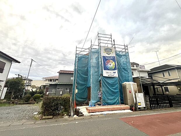 前面道路は幅員6m以上の広さが確保され、車のすれ違いもスムーズ。徒歩や自転車の移動時も安心です。