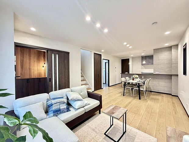 採光・通風に考慮されたLDKです。快適で居心地の良い、家族団らんのひと時をお過ごしいただけます。