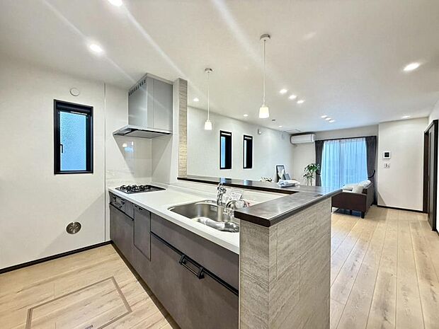 綺麗なキッチンは家事も捗りそうです。ぜひお子様と一緒に、お料理やお菓子作りを楽しんでください。