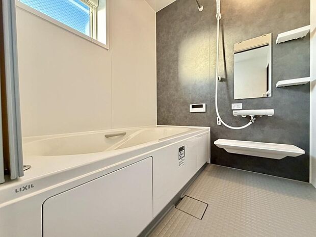 清潔感あるバスルーム。ゆっくりと湯船に浸かり、一日の疲れを癒やしていただけます。