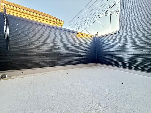 テーブルや椅子を配置して、寛ぎのスペースとしても利用可能。おうち時間の楽しみが広がりそうです。