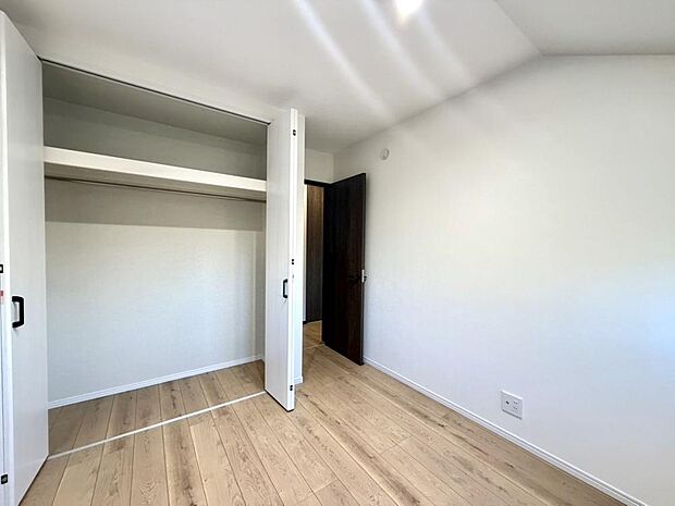 フローリングのためお手入れも簡単。明るくさわやかな空間は、お子様の学習も捗りそうです。