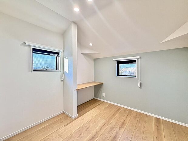 シンプルな色調の洋室は、清潔感があり落ち着いた空間。お好みの家具でコーディネートが楽しめそうです。