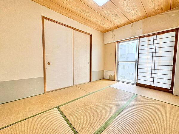 窓から心地よい風が入る和室。ゆったりと足をのばして寛げる空間です。