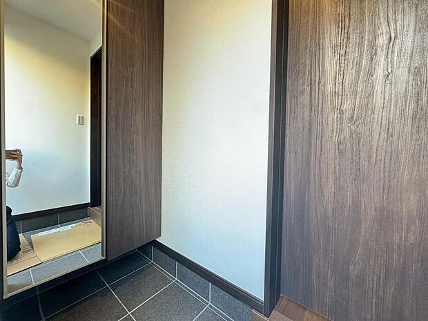 ご家族や来訪者を迎える玄関。お好みのインテリアで、個性を演出してみてはいかがでしょうか。