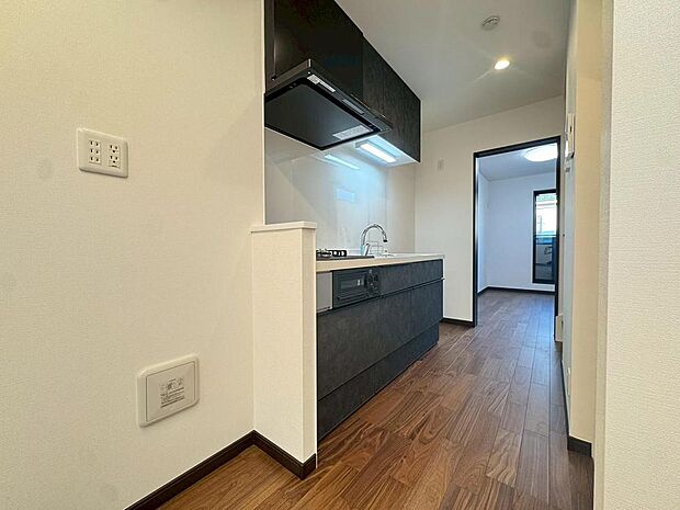 清潔感のあるキッチンスペース。ご家族の笑顔を想像しながら、楽しく調理ができそうです。