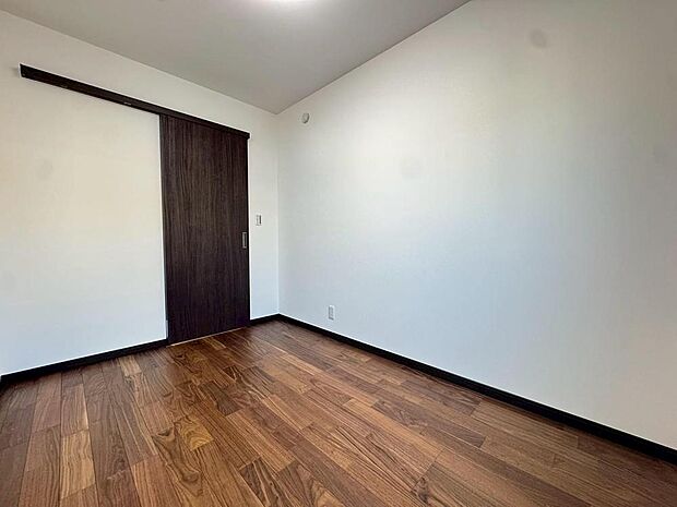 フローリングのためお手入れも簡単。明るくさわやかな空間は、お子様の学習も捗りそうです。