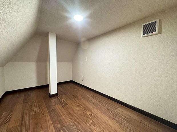 お手入れがしやすい仕様です。普段はフロアモップなどを使って、簡単にお掃除ができそうです。