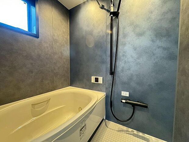 ゆったりとした気分で、湯船に浸かることができそうな浴室です。