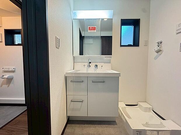 清潔感がある空間は、朝の身支度も気持ちよく行えそうです。