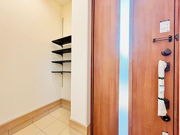 季節の花やアートで彩ることで、来訪者を気持ちよく迎えることができそうです。