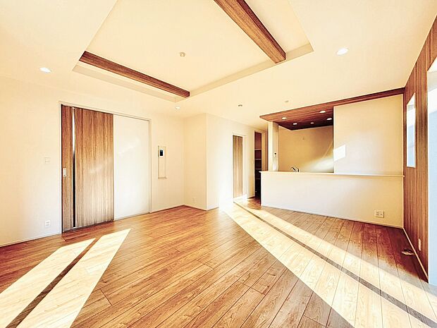 生活のメインスペースとなるLDKは、開放感のある空間。キッチンは対面式でLDと一体感があります。