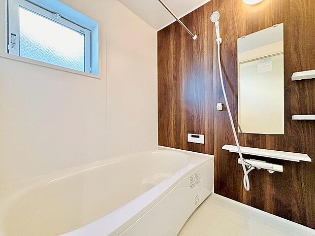 浴室には窓が設置されており、お掃除の際の換気もスムーズに行えそうです。