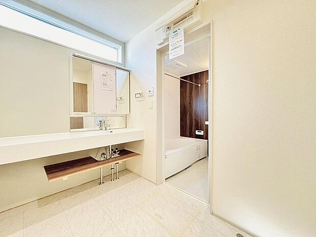 メイクやヘアセットがしやすそうな洗面台です。下部に収納があり、掃除用品や小物の保管に役立ちます。