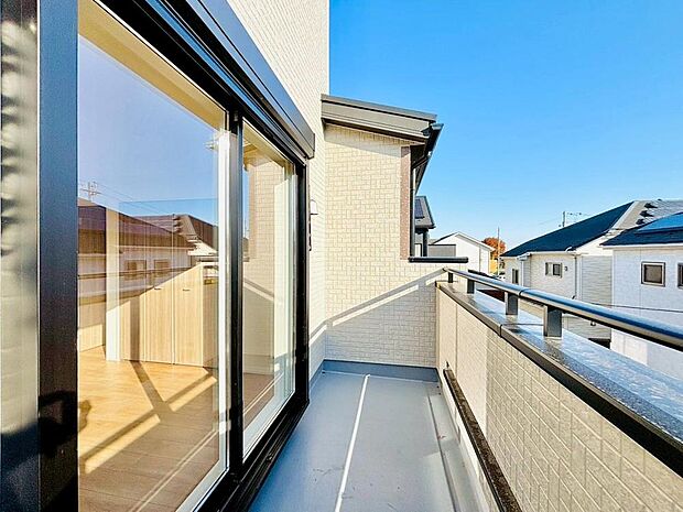 洗濯物を干す以外にも、生活スタイルに合わせて様々な用途で活用できるバルコニーです。