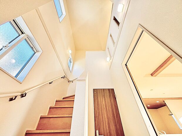 玄関の天井は吹き抜け仕様のため、より空間を広く感じることができます。