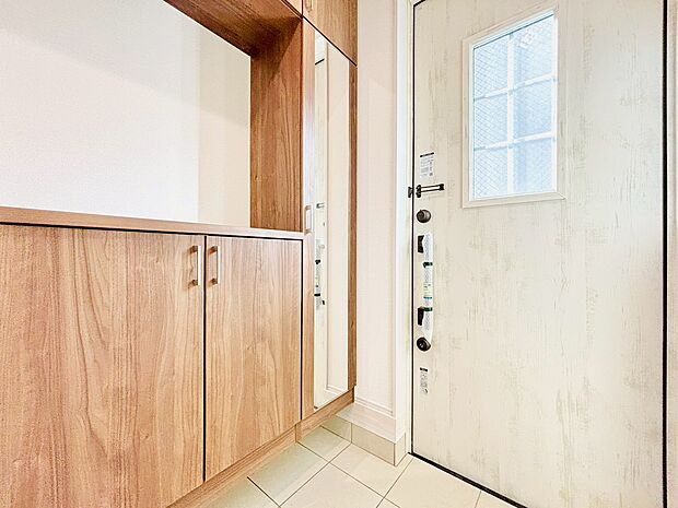 季節の花やアートで彩ることで、来訪者を気持ちよく迎えることができそうです。