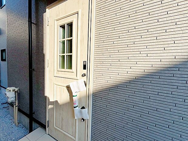 住まいの顏となる玄関。お気に入りの小物や写真を飾ることで、さわやかな気持ちで外出できそうです。