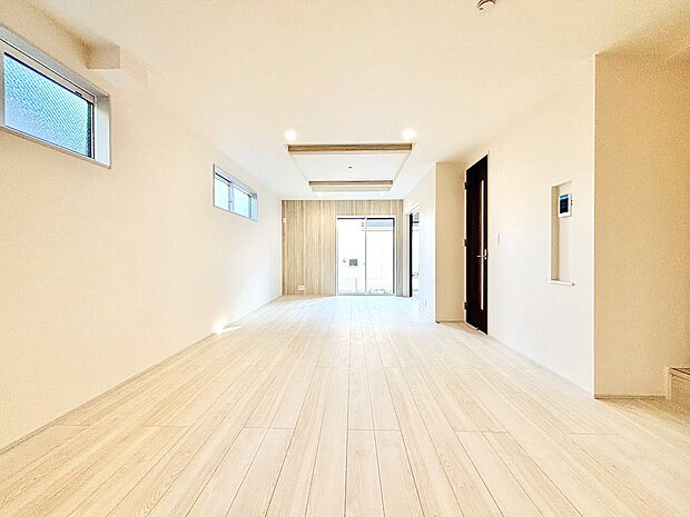 大きなソファセットを設置して、ゆったりと寛ぐことのできる広々としたリビング空間です。