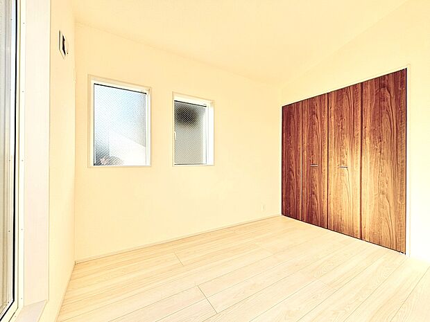 フローリングのためお手入れも簡単。明るくさわやかな空間は、お子様の学習も捗りそうです。