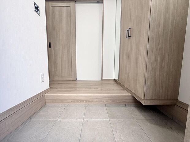 住まいの顏となる玄関。お気に入りの小物や写真を飾ることで、さわやかな気持ちで外出できそうです。