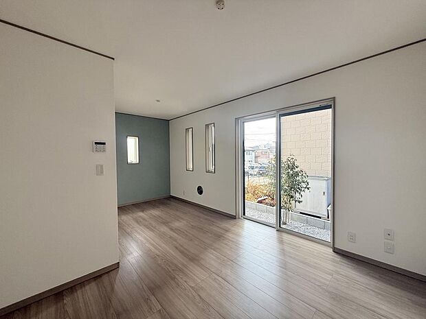 ご家族の写真や季節の花が映える、明るい色合いのフローリングが採用された柔らかな印象のLDKです。