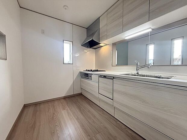 作業スペースが広く、家事がしやすいキッチンです。休日は、ご家族でお料理を楽しめそうです。