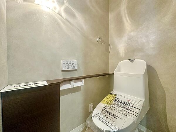 清潔感があるトイレです。仕様の詳細など、気になることはお気軽にお尋ねください。