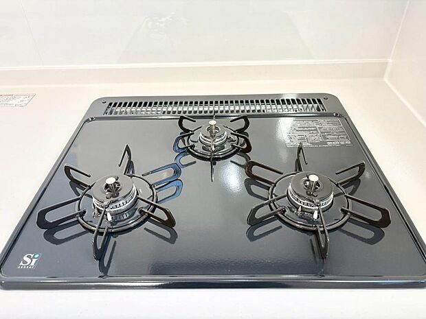 3口ガスコンロ付きのため、同時進行で複数品調理可能です。家事の効率がアップします。