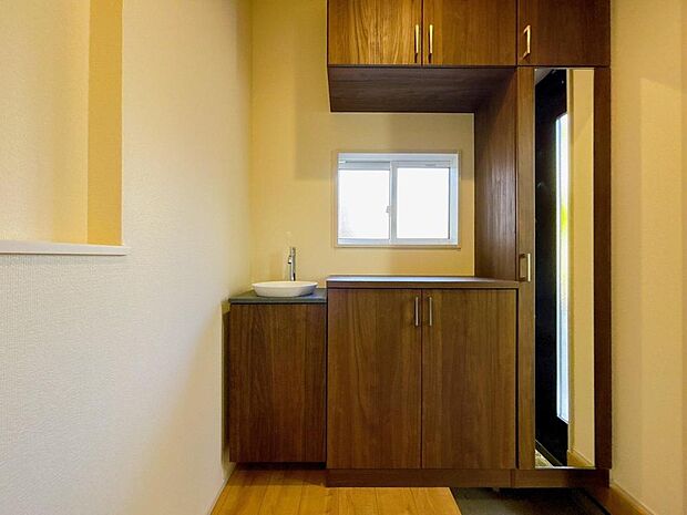 ご家族や来訪者を迎える玄関。お好みのインテリアで、個性を演出してみてはいかがでしょうか。