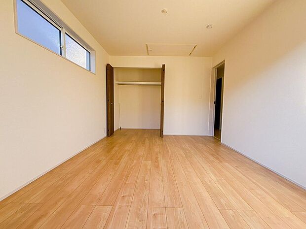 窓から自然光が差し込みます。プライベートな時間も心地よく過ごせそうです。