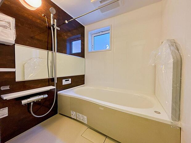清潔感あるバスルーム。ゆっくりと湯船に浸かり、一日の疲れを癒やしていただけます。