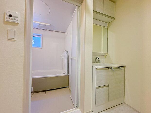 清潔感がある空間は、朝の身支度も気持ちよく行えそうです。