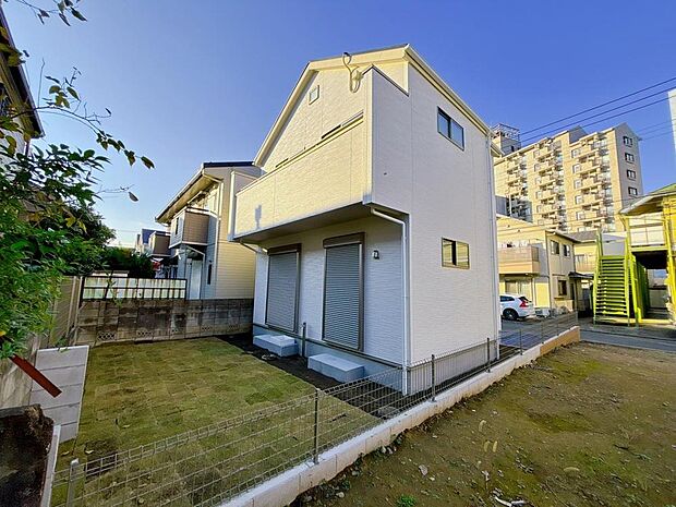 周辺は、低層住宅が建ち並ぶ閑静な住宅街です。緑豊かな住環境で落ち着いた暮らしが叶います。