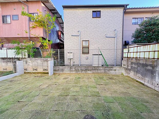 お家時間の楽しみが広がる庭スペース。植栽やお子様が遊ぶ様子を眺めながら、休日のひと時を過ごせます。