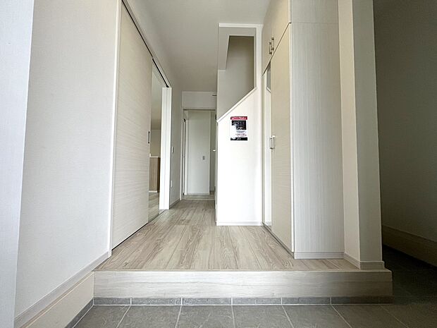 住まいの顏となる玄関。お気に入りの小物や写真を飾ることで、さわやかな気持ちで外出できそうです。